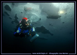 Diving under the ice... Just 5° -> That's one for Jeff ..... by Michel Lonfat 